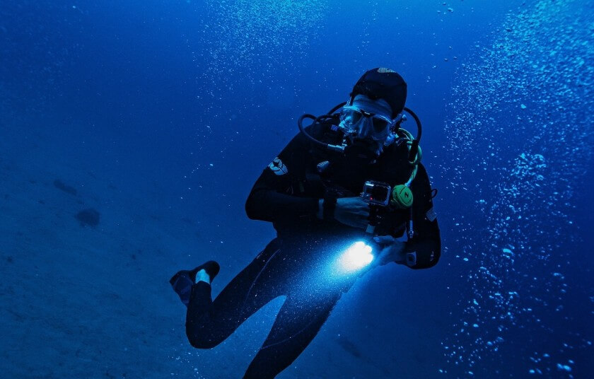 is it illegal to scuba dive alone