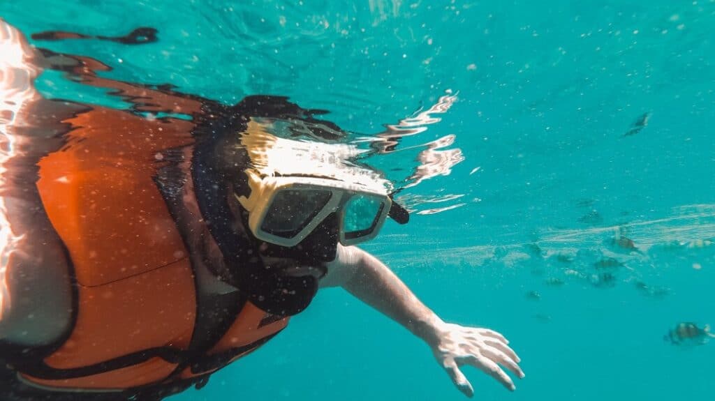 Can you snorkel with a life vest